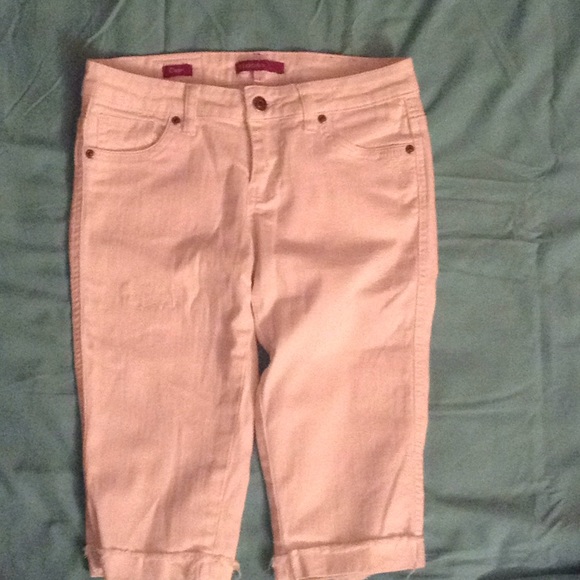 Vigoss White Capris - Picture 2 of 3